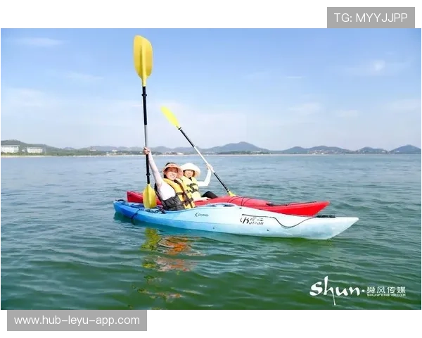 九州体育网站_ 大型夜空皮划艇表演，灯火点缀中感受水上魅力，皮划艇 项目